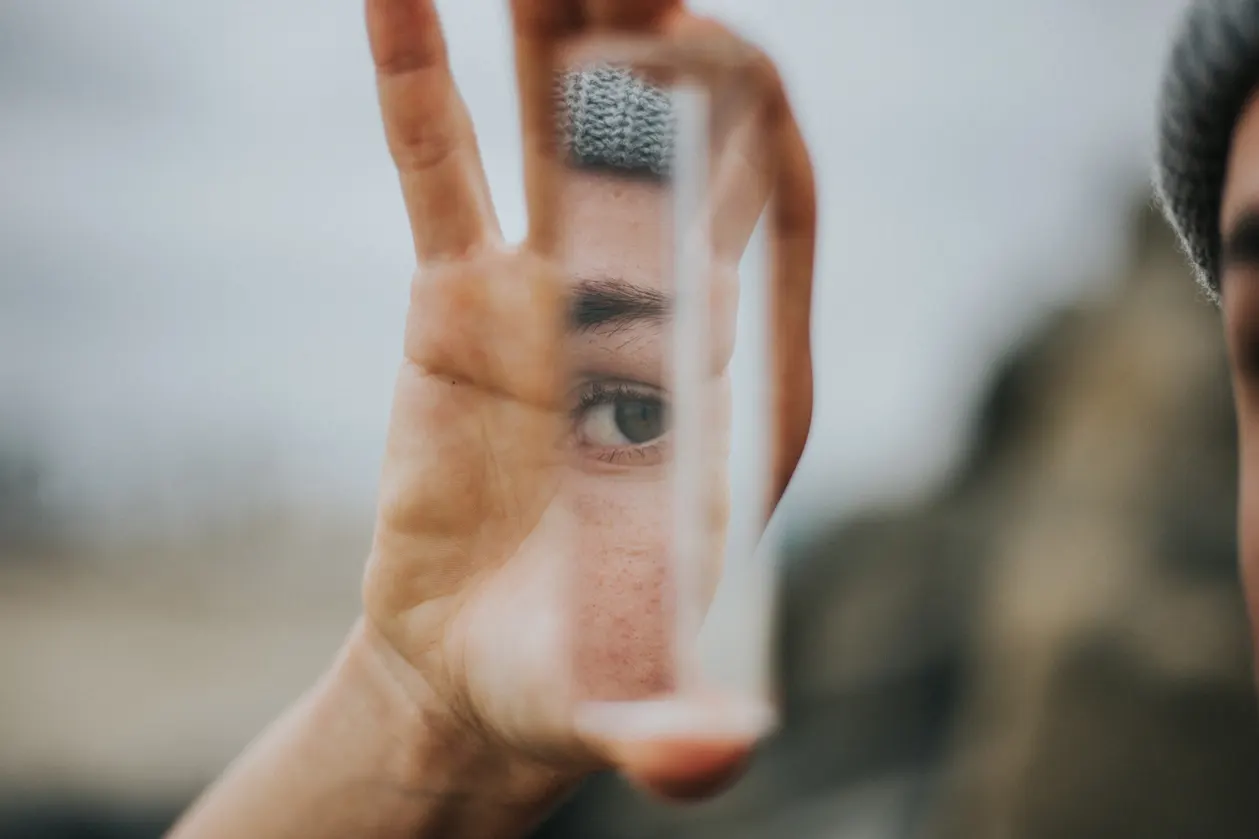 Estoy segura de que has escuchado esto montones de veces pero, ¿sabes lo qué significa? Tu mundo exterior te muestra cómo estás en tu interior, tu realidad se comporta a modo de "autochequeo". Es una especie de insólita radiografía, ya que la foto se hace fuera para ver lo de dentro.